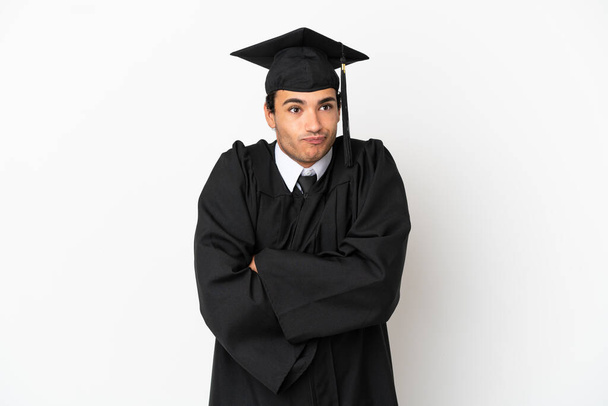 Młody absolwent uniwersytetu nad odizolowanym białym tle co wątpliwość gest podczas podnoszenia ramion - Zdjęcie, obraz