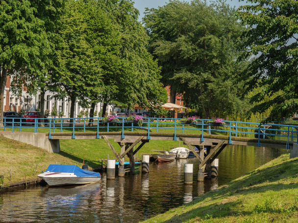 多くの運河があるフリードリヒシュタットという小さな村は - 写真・画像
