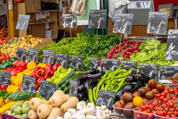 Marktkraam met verschillende soorten verse groenten te koop - Foto, afbeelding