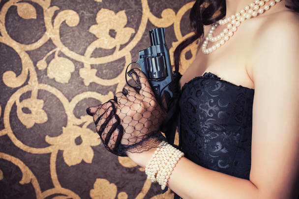 Woman holding gun - Foto, Imagen