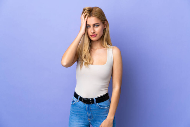 Mladá uruguayská blondýna nad izolovaným pozadím s výrazem frustrace a nechápání - Fotografie, Obrázek