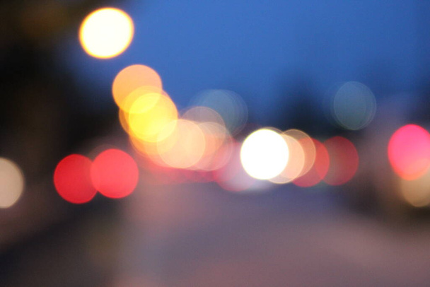 Bokeh ze świateł samochodowych w nocy - zdjęcia - Zdjęcie, obraz