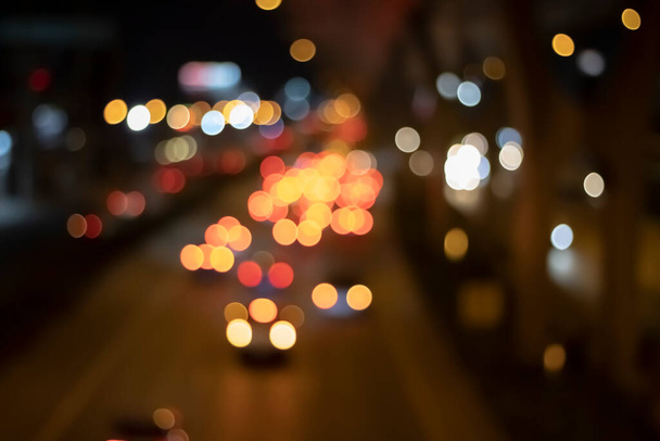 Bokeh, autó fények az éjszakai úton. - Fotó, kép