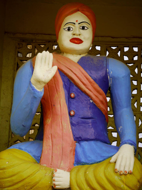 swami dayanand saraswati statue sculpture d'art présentée sur le temple. - Photo, image