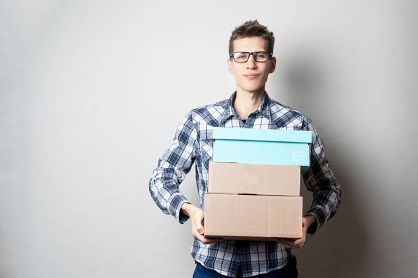 молодий чоловік поштовий індекс доставляє поштову скриньку з речами всередині стіни
 - Фото, зображення