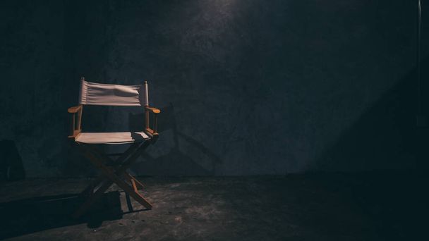 стул режиссера из дерева, установка сидений мебели в киностудии, сцена индустриального кино, белый и черный тон в стиле винтажного фильтра, складывающийся объект искусства для режиссера и актера - Фото, изображение