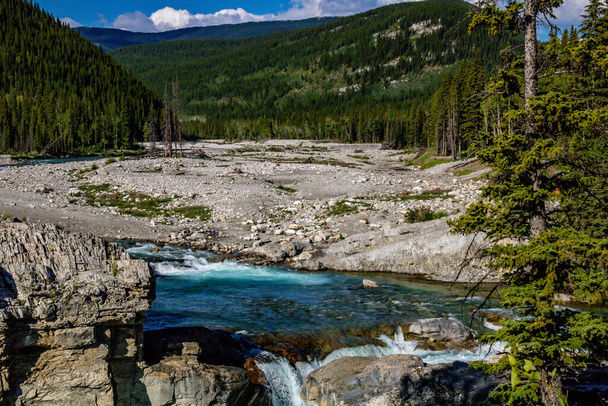 Pływające wody rzeki Łokieć zderzają się ze skałami. Obszar rekreacyjny prowincji Elbow Falls, Alberta, Kanada - Zdjęcie, obraz