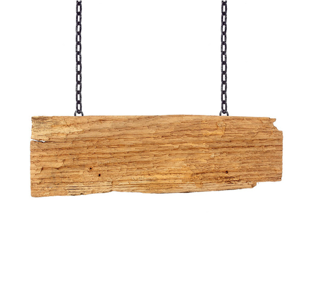 Cartel de madera colgado en una cadena aislada en blanco - Foto, imagen
