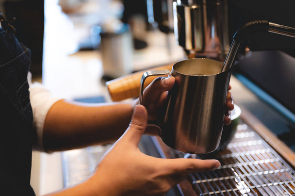 Kafede kahve fincanına espresso yapan profesyonel barista, kafein makinesi, sıcak suyu elle dolduran kişi, sabah kahvaltısı, sıcak içecekteki taze aroma. - Fotoğraf, Görsel