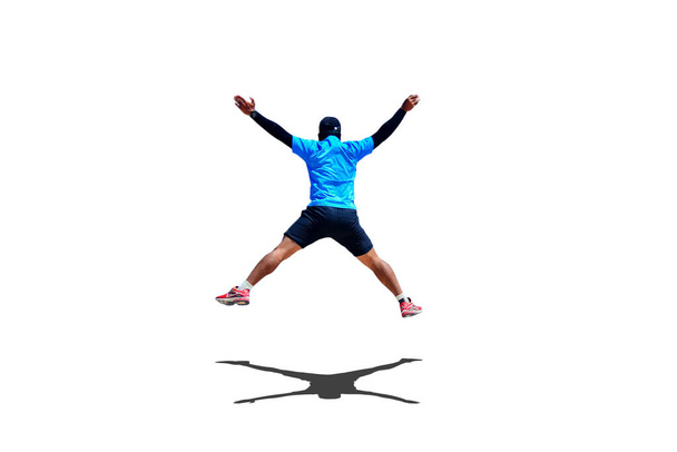 Homme sautant avec les bras et les jambes se propageant joyeusement sur fond coloré avec chemin de coupe - Photo, image