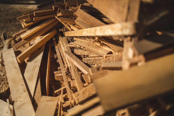 Obraz tła mebli warsztat obróbki drewna, stolarze przemysłowy drewniany materiał stół roboczy z różnych narzędzi rzemiosła i drewna stojak do cięcia, vintage obraz filtra - Zdjęcie, obraz