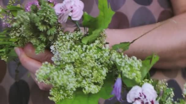 A mulher forma uma grinalda de flores de prado. Solstício tradições de férias - Filmagem, Vídeo