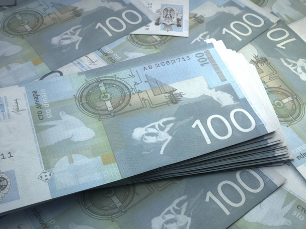 セルビアのお金。セルビア・ディナール紙幣。RSD銀行券。100ディナリだ。ビジネス、金融、ニュースの背景. - 写真・画像