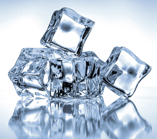 кубики льда на синем фоне   - Фото, изображение