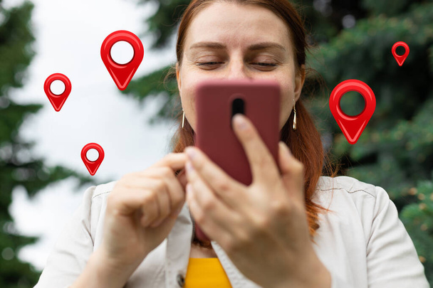 Le mani del viaggiatore utilizzano la mappa sull'app del telefono cellulare per cercare la posizione del percorso del luogo con gps sulla strada quando viaggi in città - Foto, immagini
