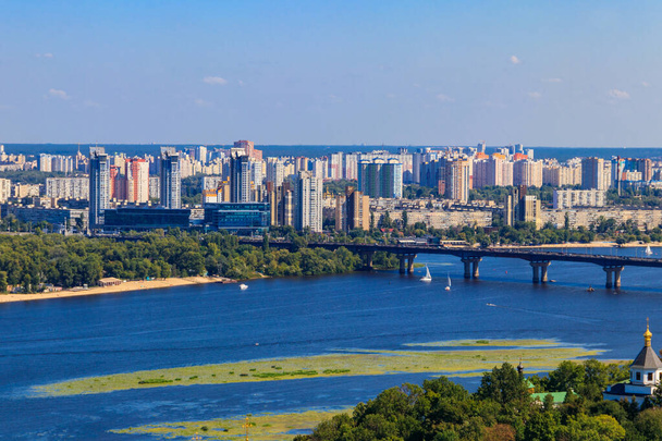 Veduta del ponte di Paton e della riva sinistra del fiume Dnieper a Kiev, Ucraina - Foto, immagini