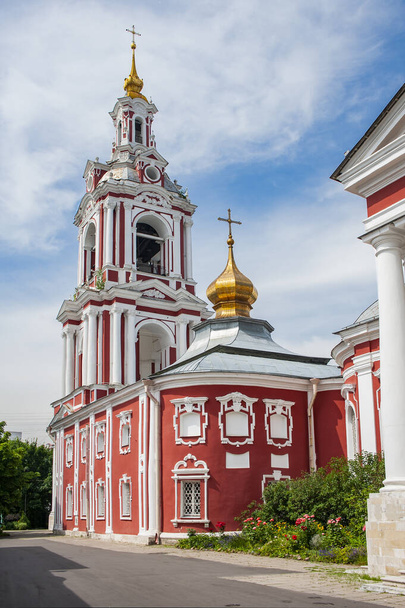 The church of Nikita the Martyr was built in the Baroque style and has remained unchanged to this day. The architecture of the temple feels the approach of the classical era.   - 写真・画像