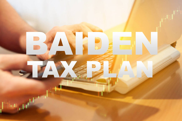 Bidenin verosuunnitelma. Presidentin avustaja laatii asiakirjat verojen korottamiseksi - Valokuva, kuva