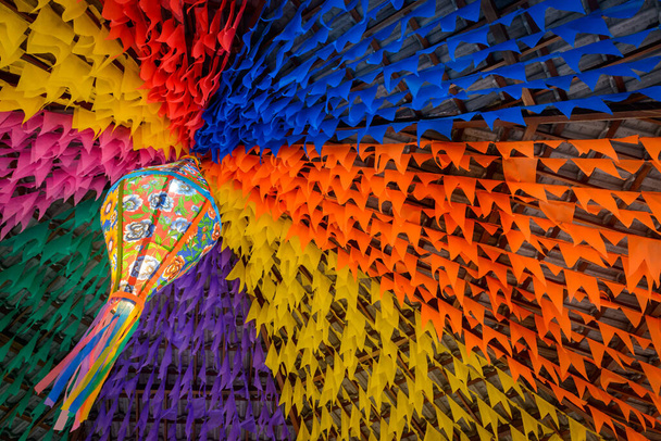 Banderas coloridas y globos decorativos para la fiesta de San Juan, que tiene lugar en junio en el noreste de Brasil. - Foto, Imagen