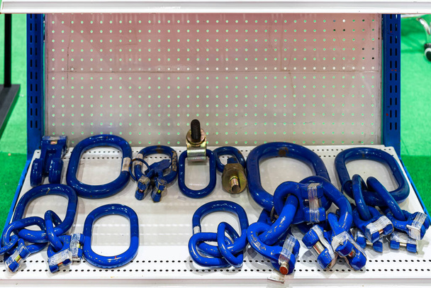 anneau maître de différentes tailles avec d'autres accessoires tels que le connecteur de marteau à broche à vis pour grue de levage dans un lieu industriel ou un magasin sur une étagère - Photo, image