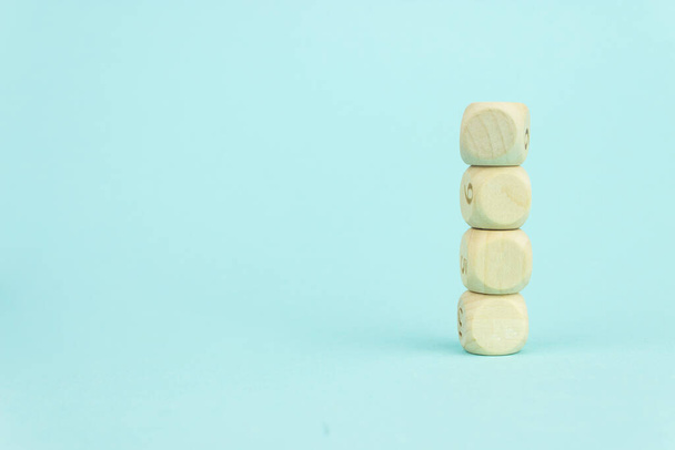 Quattro cubi giocattolo in legno disposti in verticale su sfondo blu, crescita aziendale e concetto di gestione. Blocchi cubo in legno bianco. - Foto, immagini