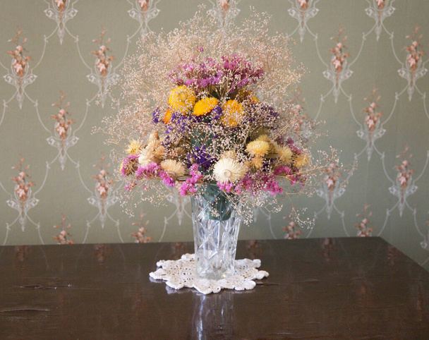 古い水晶の花瓶の花の花束 - 写真・画像