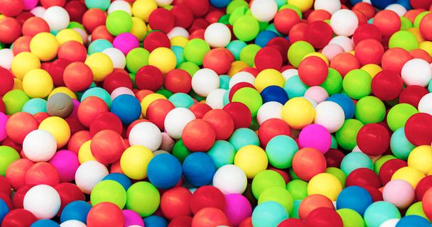 fête d'enfants, salle de jeux, boîte avec de petites boules colorées - Photo, image