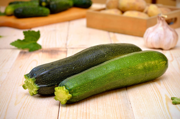 courgettes vertes et autres légumessur la table de cuisine - Photo, image