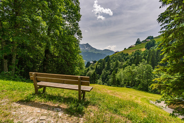 Kaunis vuoristo vaellus Blasenka ja Seewaldsee lähellä Damuels Faschina Vorarlberg, Itävalta - Valokuva, kuva