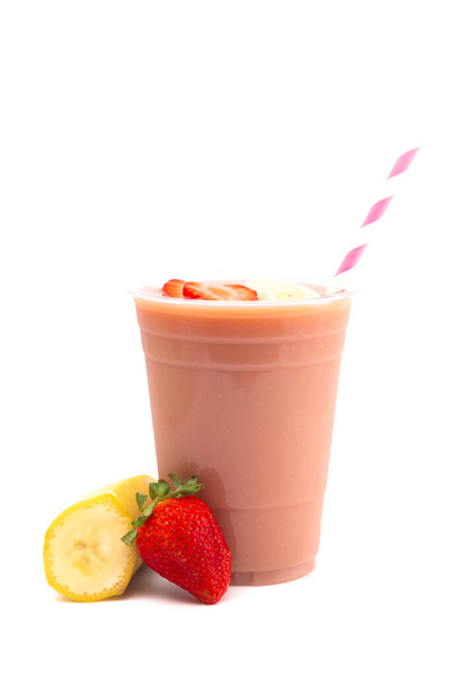 Smoothie aux fraises et bananes dans une tasse en plastique jetable - Photo, image
