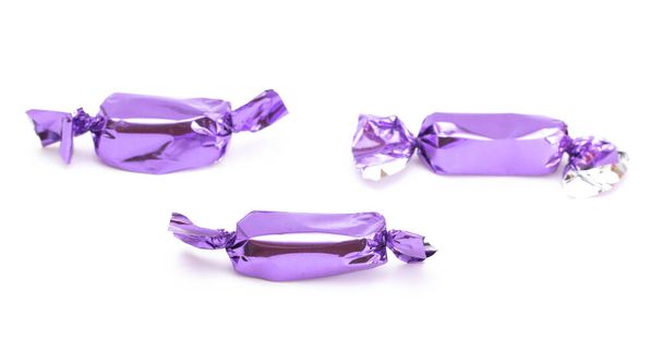 Purple envuelto caramelo sobre un fondo blanco - Foto, imagen
