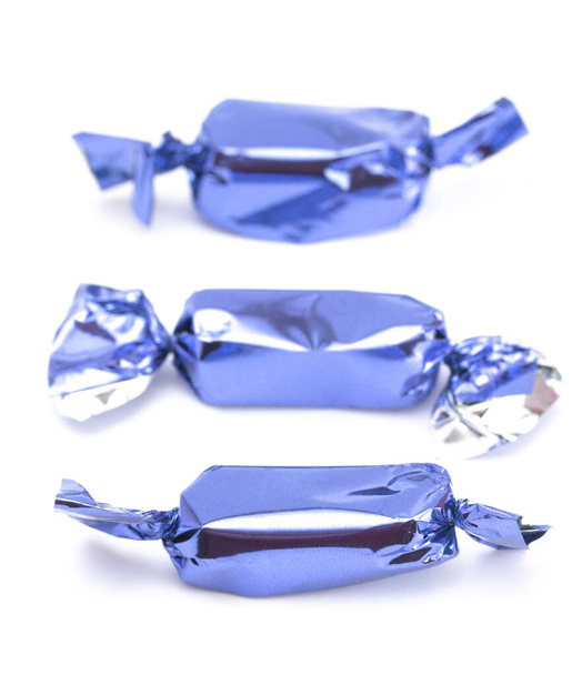 Blue Wrapped Candy op een witte achtergrond - Foto, afbeelding
