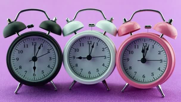 Timelapse de hermosa alarma reloj en colorido púrpura fondo alarma reloj cara en el lapso de tiempo detener la animación en movimiento durante el día Mínimo despertador Concepto Zona Horaria - Metraje, vídeo