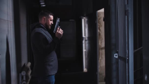 Homme adulte jouant avec des armes dans la galerie de tir - Séquence, vidéo