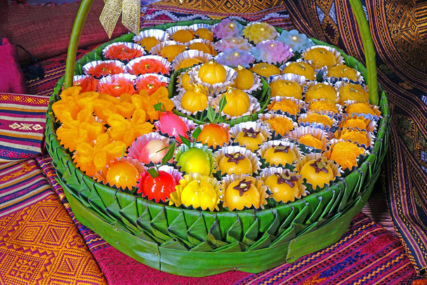Postres auspiciosos tailandeses famosos: Nueve dulces tailandeses mezclados (Sa Ne Jan, DaraThong, Thong Chompoo Nuch, Tong Ek, Thong Yip, Thong Yod y Foi Thong, Look Chup, Chor Pagakrong) para todos los festivales tailandeses. - Foto, imagen