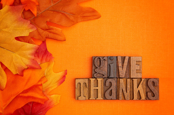 Un arrière-plan d'automne avec les mots disant Remerciez dans des lettres de bloc - Photo, image