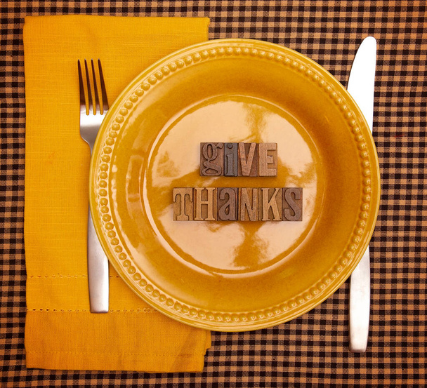 Poděkování napsaná v Type Set na desce nastavení pro večeři díkůvzdání - Fotografie, Obrázek