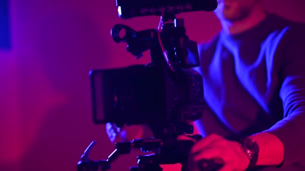 Χειριστής κάμερας δοκιμή νέου εξοπλισμού βίντεο - Πλάνα, βίντεο