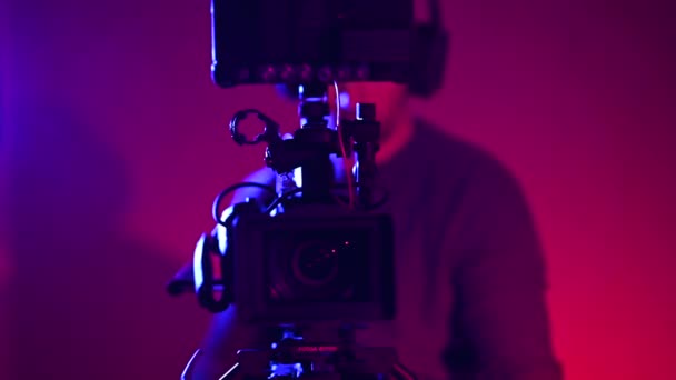 Operador de Câmera Caucasiano se preparando para fazer a próxima filmagem - Filmagem, Vídeo