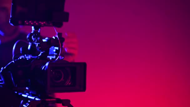 Blanke mannen achter professionele digitale film camera - Video