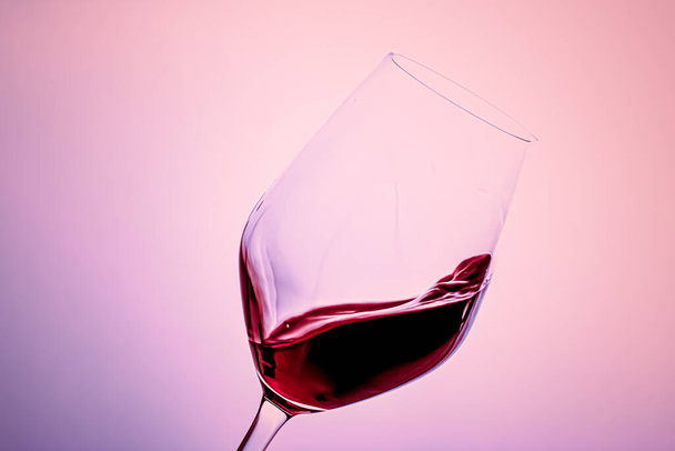 Премиум красное вино в хрустале, алкогольный напиток и роскошный аперитив, энология и виноградарство продукт - Фото, изображение