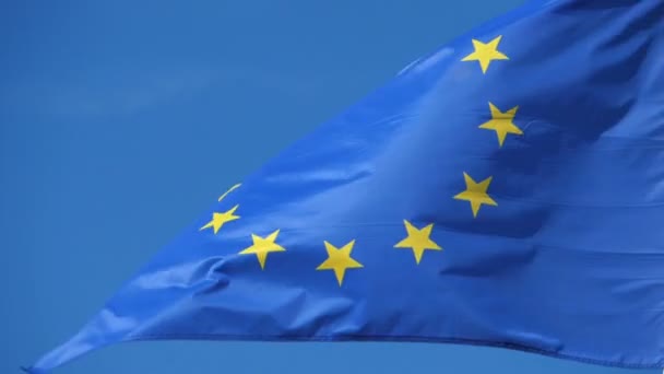 a bandeira europeia acenando
 - Filmagem, Vídeo