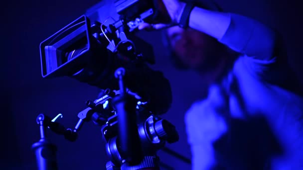 フィルムステージアクション中の作業プロのカメラオペレーター - 映像、動画