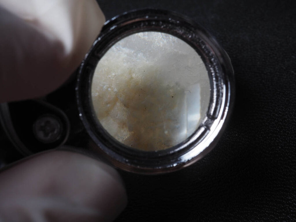 Tiro de perto de lupa de joalheiro que geralmente usado para inspecionar pedras preciosas, diamantes, jóias, etc - Foto, Imagem