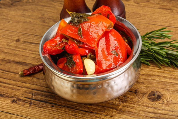 Маринованный красный перец со специями - Фото, изображение
