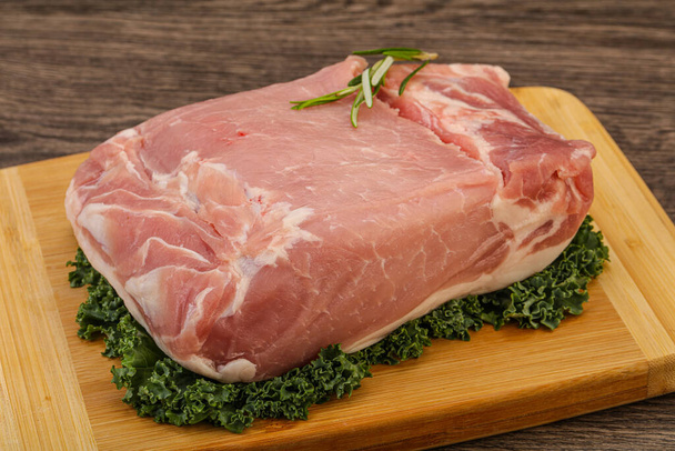 Rauw varkensvlees stuk voor het koken - Foto, afbeelding