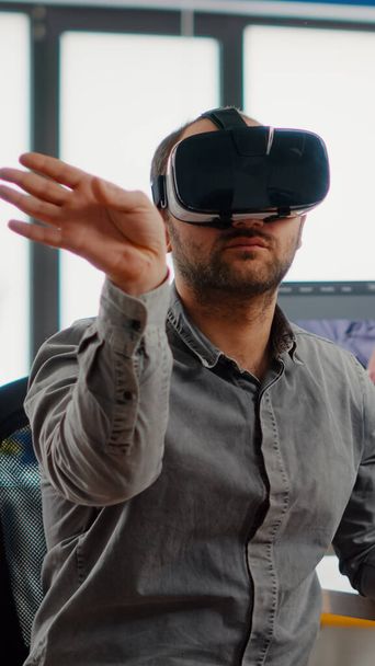 Editor de vídeo que experimenta auriculares de realidad virtual - Foto, imagen