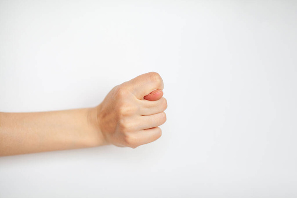 La mano femenina muestra gesto de higo, aislado sobre fondo blanco.  - Foto, imagen