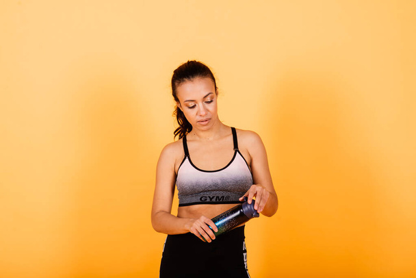 Terve ja Fitness-konsepti Kaunis amerikkalainen afrikkalainen nainen kuntoiluvaatteissa valmiina harjoitukseen. - Valokuva, kuva