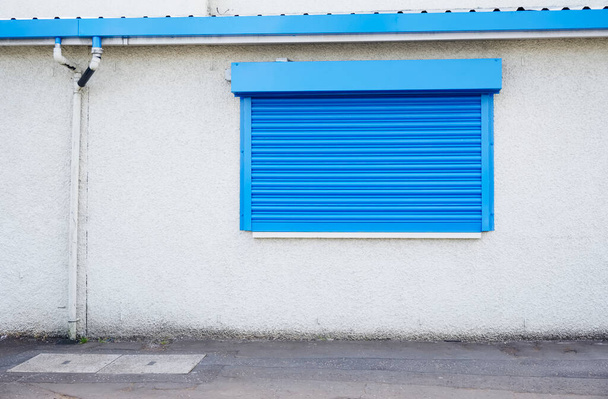 Магазин спереду з порожнім знаком і закритими дверима затвора
 - Фото, зображення